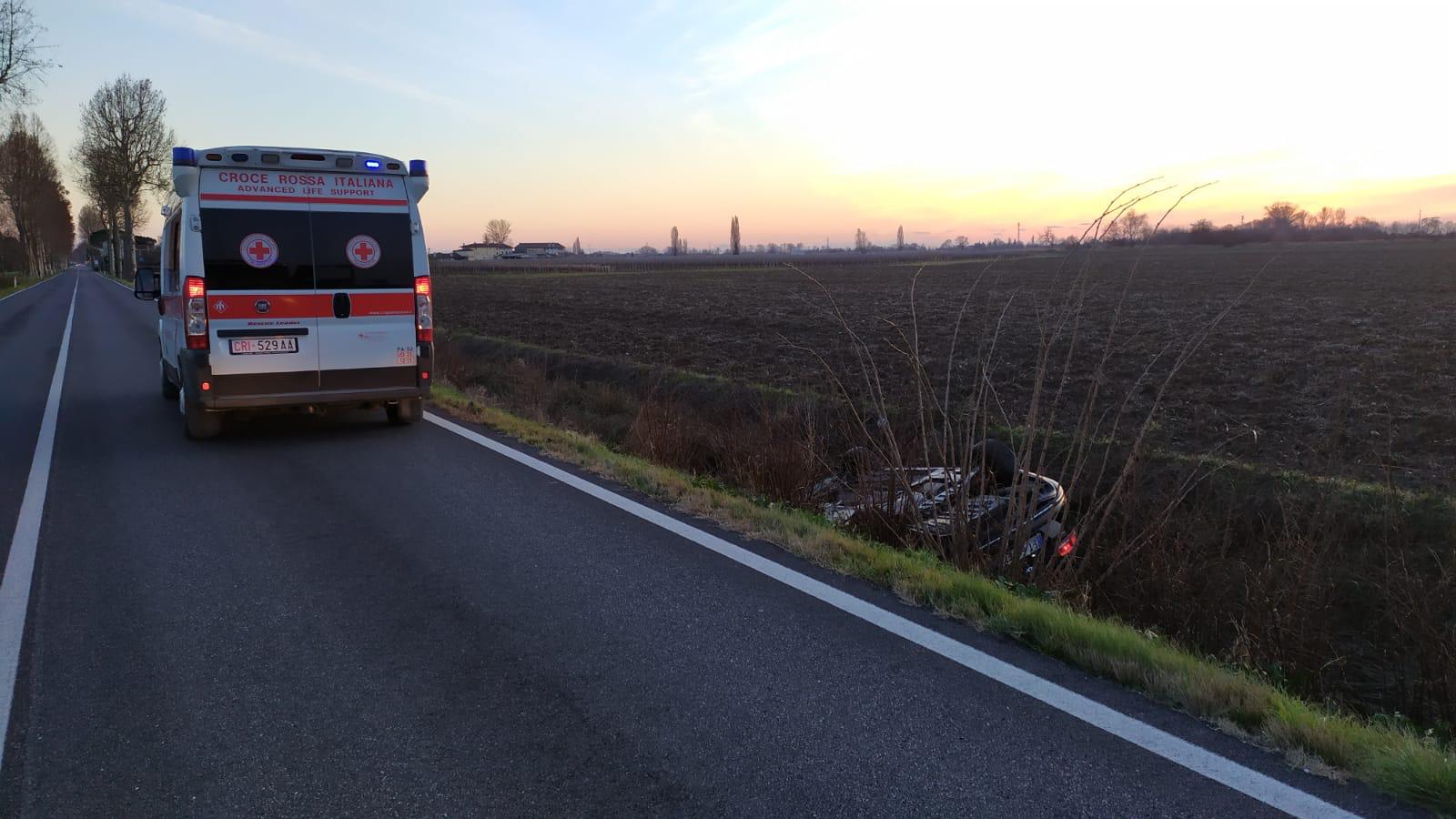 Finisce fuori strada e si ribalta con l'auto nel fossato, paura a Terzo d'Aquileia